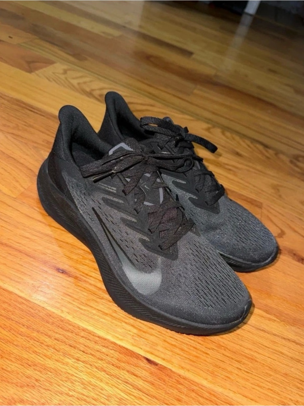 Nike Men's All-Black Lightweight Training Sneakers
